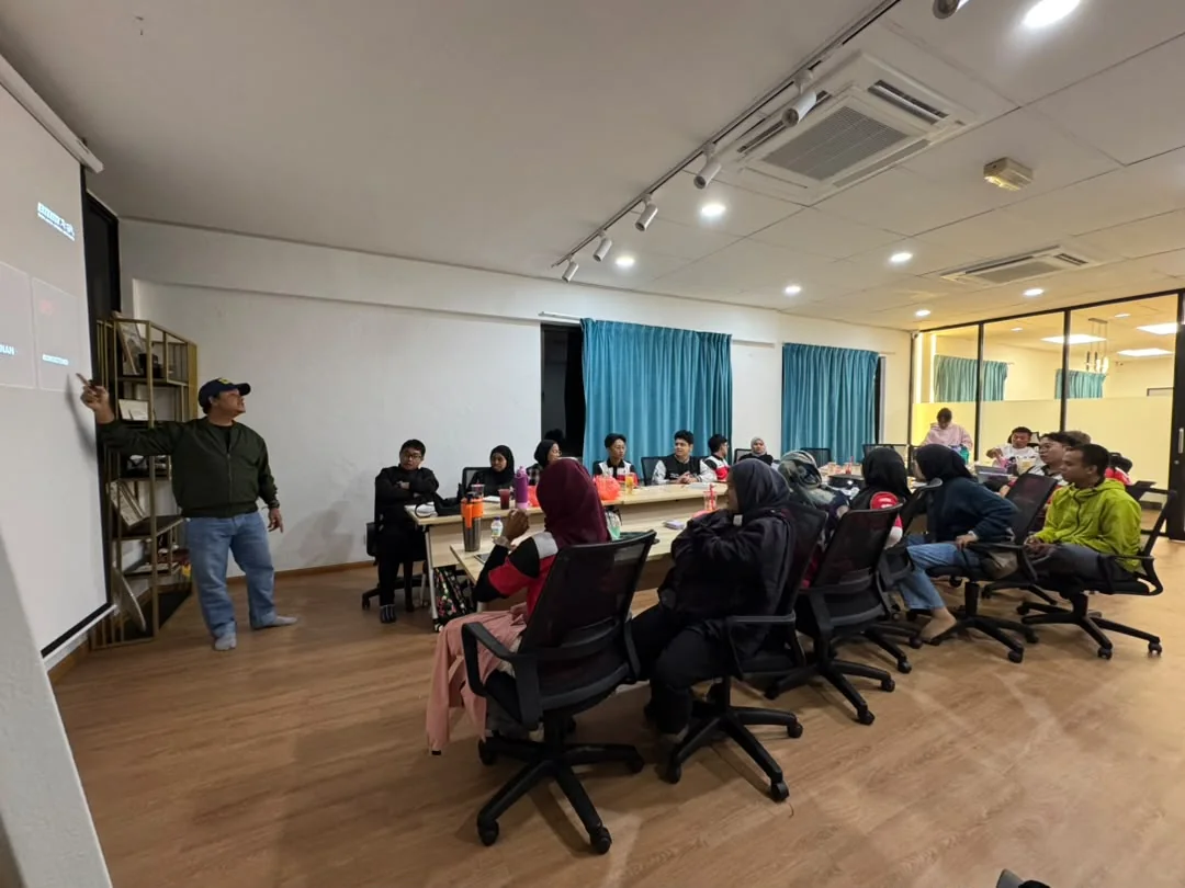 Bro Hafiz conducting a communication session for a team