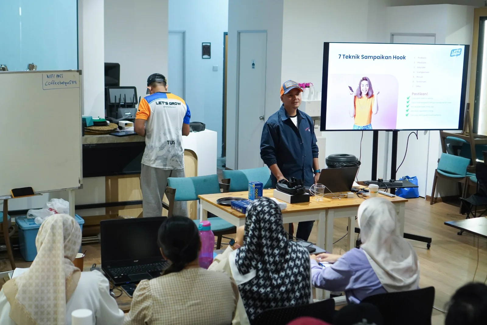 Bro Hafiz conducting a content training session in front of participants